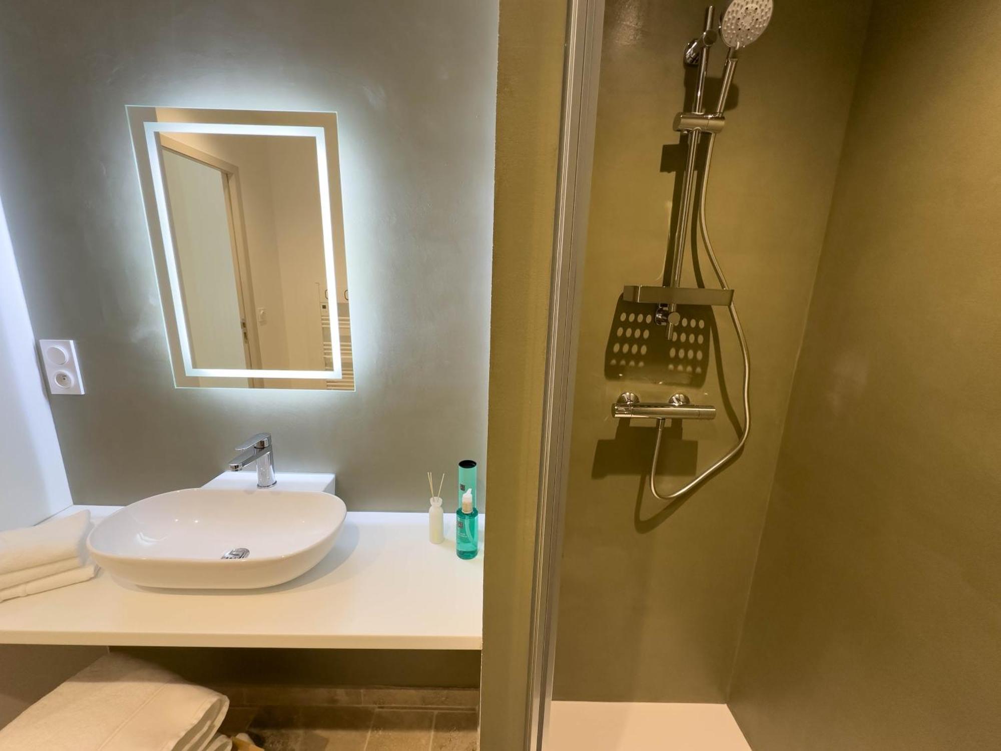 Les Suites Du 13 Aigues-Mortes Exterior foto